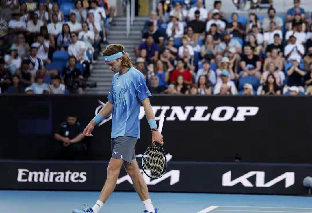 塞伦多洛强势晋级澳网十六强 卢布列夫遗憾出局