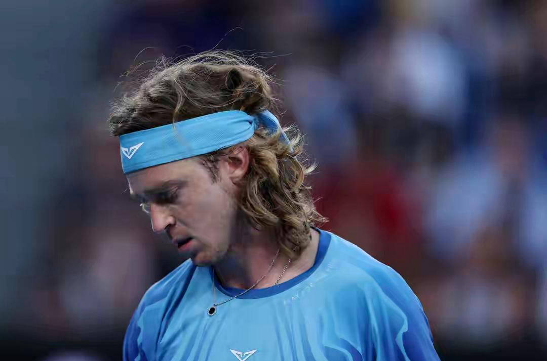 塞伦多洛强势晋级澳网十六强 卢布列夫遗憾出局