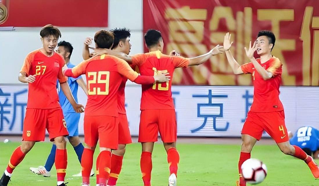 国际足联在1月29日正式官宣确定邀请国足参加2026年美加墨世界杯，将跟喀麦隆和神秘之师分到一组，目标拿4分直接晋级淘汰赛被辟谣是假新闻