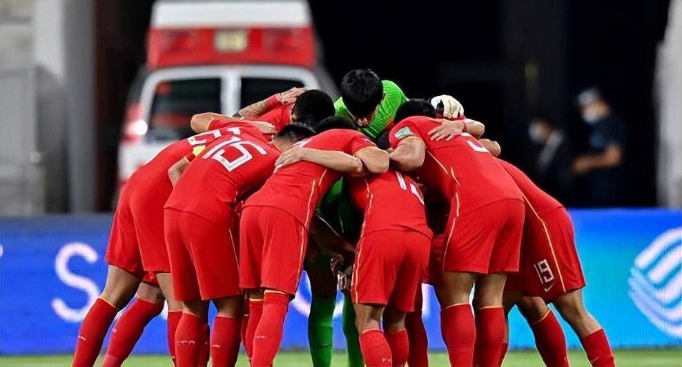 国际足联在1月29日正式官宣确定邀请国足参加2026年美加墨世界杯，将跟喀麦隆和神秘之师分到一组，目标拿4分直接晋级淘汰赛被辟谣是假新闻