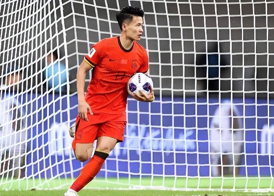 国际足联在1月29日正式官宣确定邀请国足参加2026年美加墨世界杯，将跟喀麦隆和神秘之师分到一组，目标拿4分直接晋级淘汰赛被辟谣是假新闻