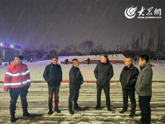 【现场实录】彻夜战雪！直击淄川区除雪一线！